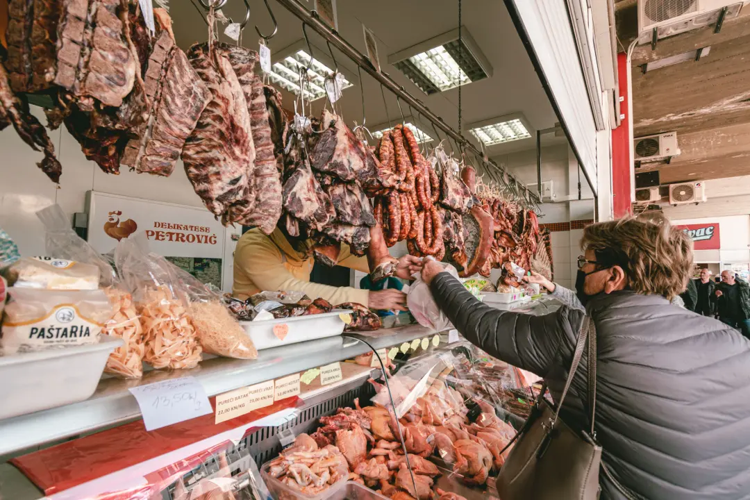 Zima je, kažu, hladna i strašna, ali uz Delikatese Petrović bit će vam toplo barem oko srca!