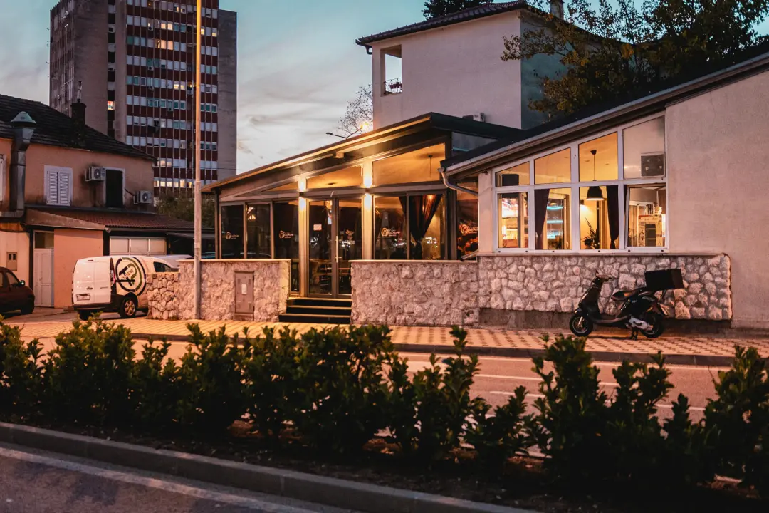 Počastite se vrhunskom pizzom i burgerima iz Victorije! 