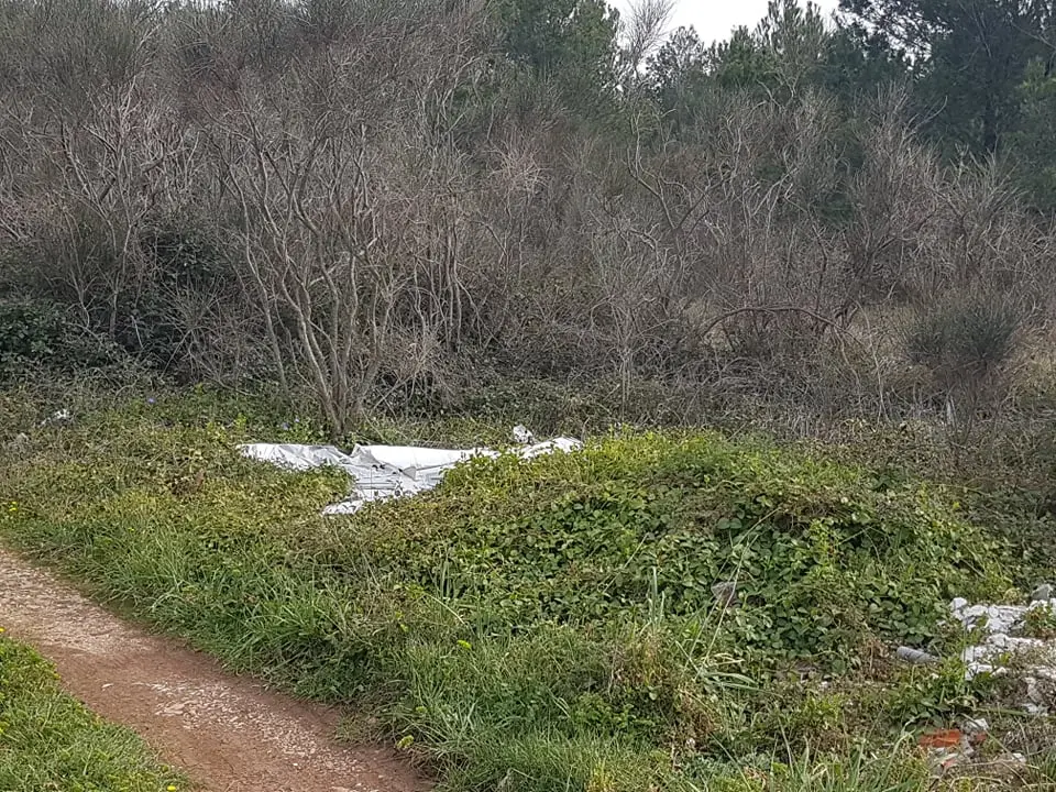 Manje cvijeća, previše smeća, pogotovo građevinskog otpada: Sve to krasi put prema šetnici u kanalu!