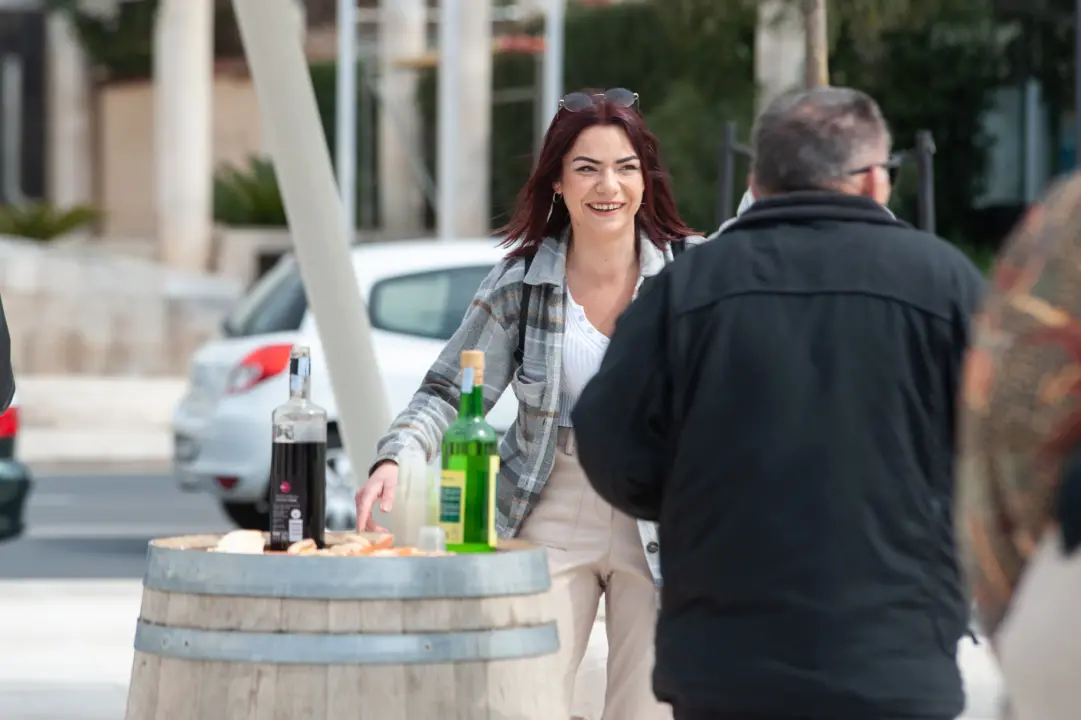 Na Poljani ste danas mogli saznati kako napreduje gradnja kuće za obitelj s Banije, uz to se i okrijepiti, a i zaplesati    