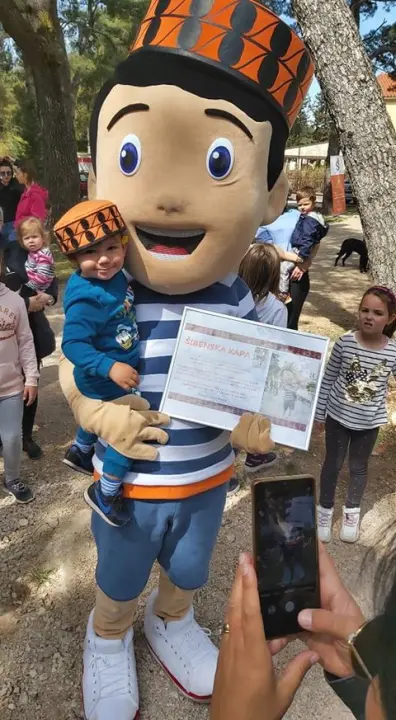Veselo subotnje jutro: Šibenska maskota dječak Paško zabavljao mališane na Šubićevcu