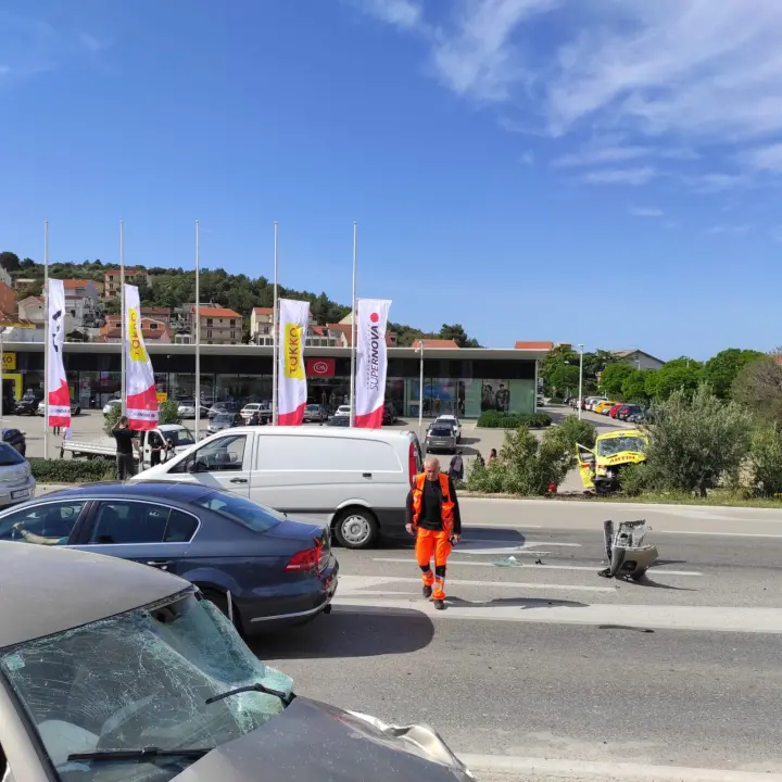Sudar vozila Hitne pomoći i automobila u Njivicama: Ozlijeđene četiri osobe, od toga troje djelatnika Hitne
