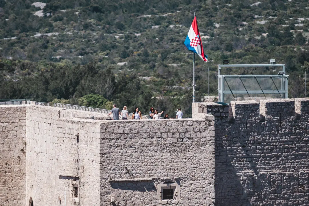 Uz sunce i besplatan ulaz brojni Šibenčani uživali na kavi na tvrđavi Barone