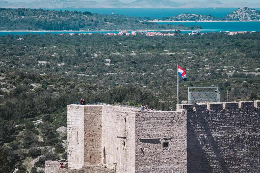 Uz sunce i besplatan ulaz brojni Šibenčani uživali na kavi na tvrđavi Barone