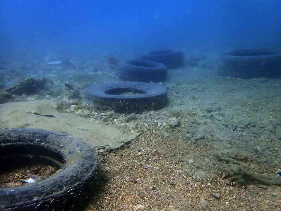 Ronioci objavili što su sve zatekli pod morem na Marinskoj: Gume, gume, gume... i jedan krov!