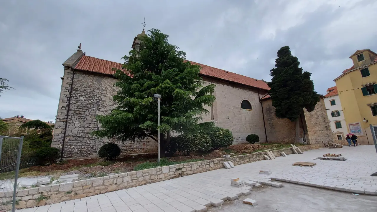 Među ljudskim kostima kod sv. Frane građani šetaju pse: Bager ih prekopao i razbacao po travi