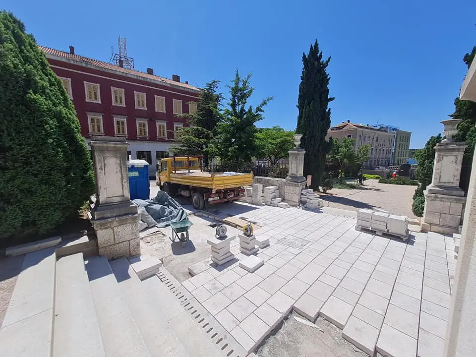 Radovi kod parka i sv. Frane primiču se kraju: Postavljene nove kamene ploče, ostalo je još malo posla