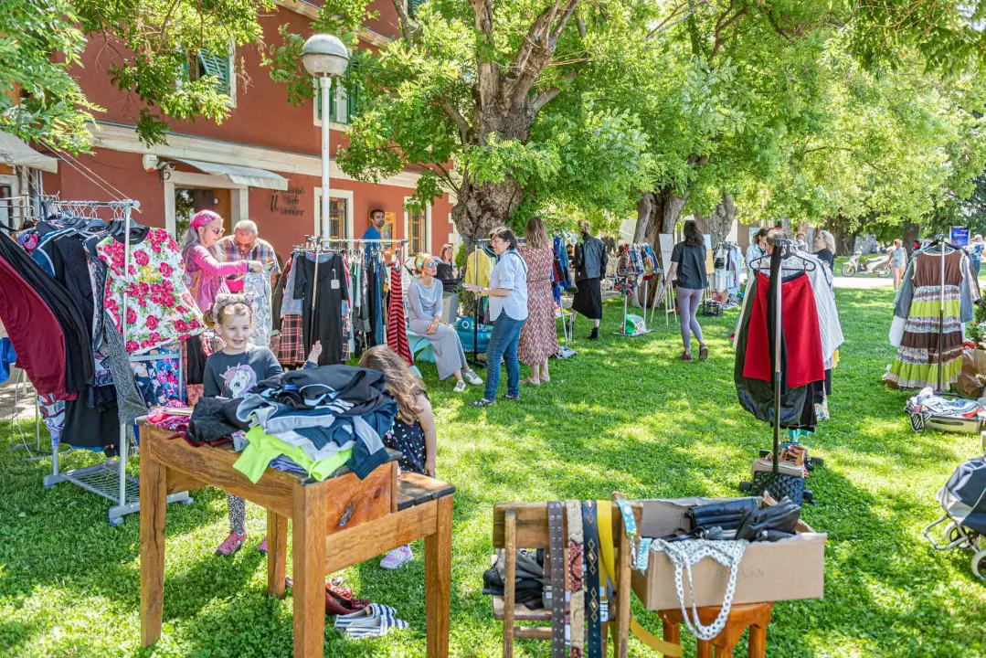 Ispred Azimuta održan prvi Buvljak nakon korona pauze: Opuštena kupovina, kava i druženje na travnjaku