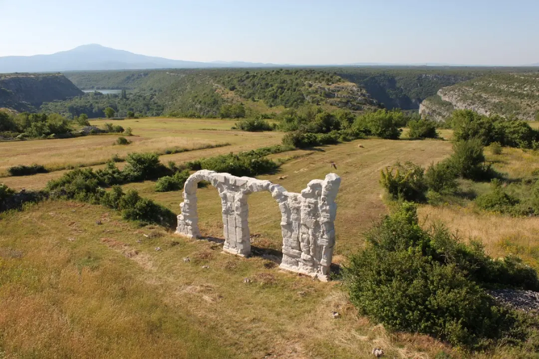 S ulaznicom za Roški slap razgledajte još Burnum, Manastir Krka, Visovačku kuću, Oziđanu pećinu...