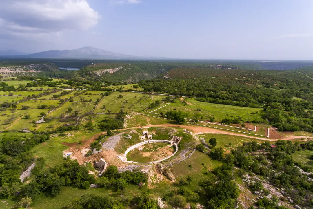 S ulaznicom za Roški slap razgledajte još Burnum, Manastir Krka, Visovačku kuću, Oziđanu pećinu...