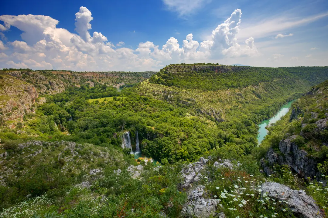 S ulaznicom za Roški slap razgledajte još Burnum, Manastir Krka, Visovačku kuću, Oziđanu pećinu...