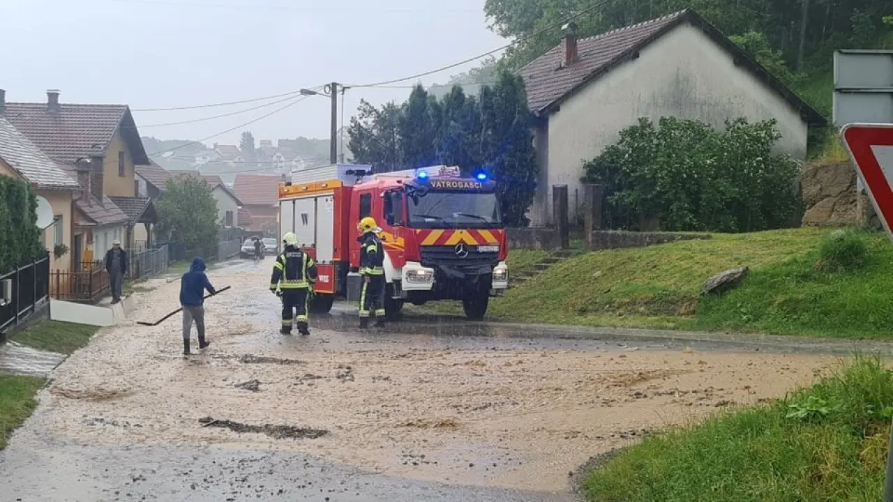 Snažno nevrijeme u Požegi izazvalo blatne bujice: 'Sva prigradska naselja su pod vodom'