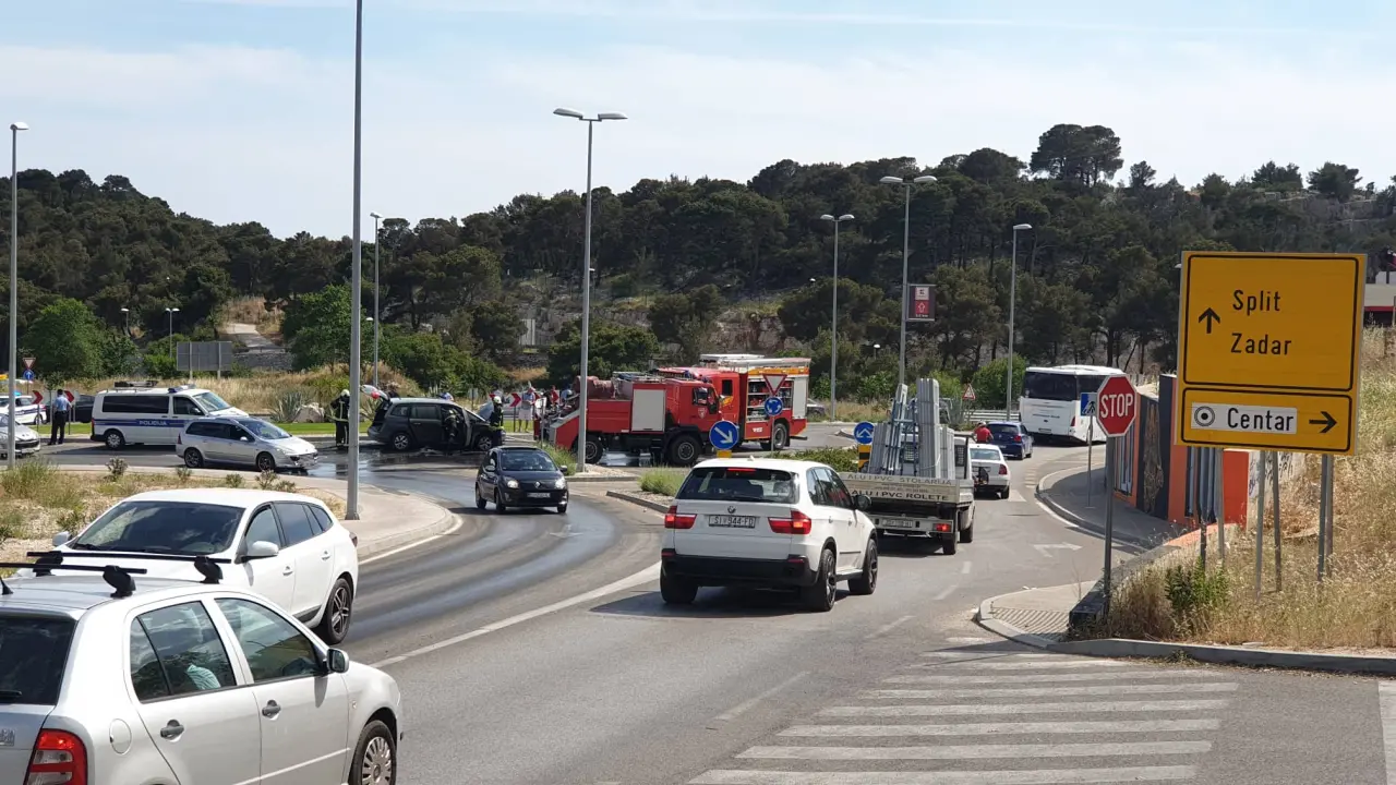 Zapalio se automobil u kružnom toku na Meterizama: 'Svi su izašli na vrijeme'
