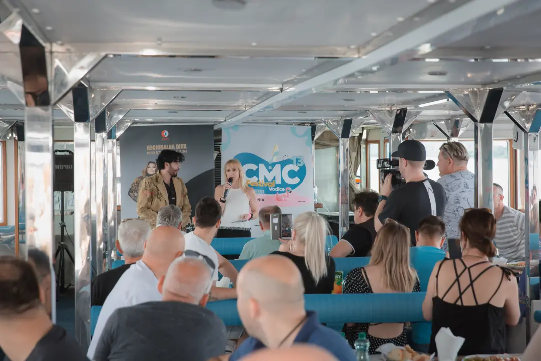 Neda Ukraden promovirala novi album na brodu od Vodica do Šibenika