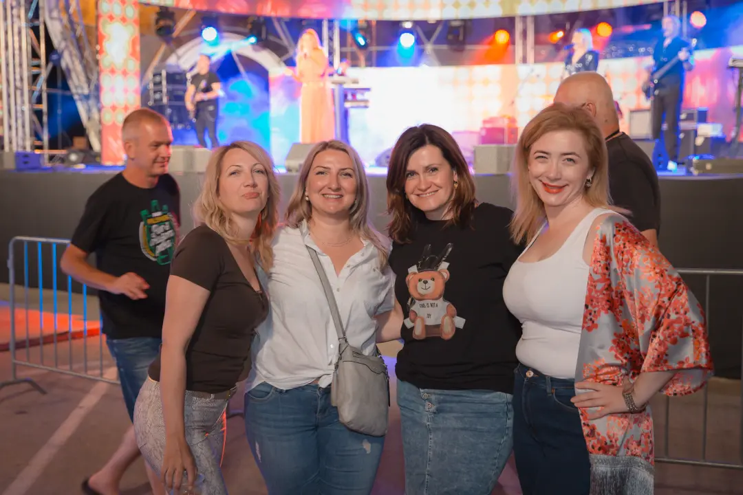 Počelo estradno ludilo u Vodicama: Pogledajte atmosferu prve večeri CMC festivala