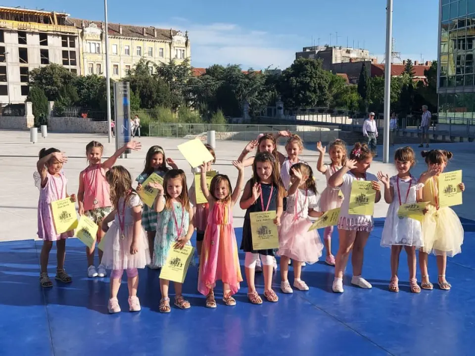 Cure i dečki iz Balansa rasplesali prolaznike na Poljani: 'Nadamo se povratku na staro i treninzima u dvorani'  