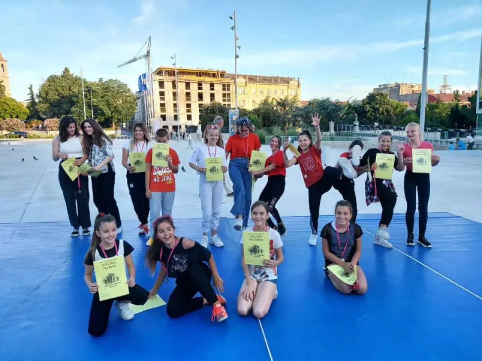 Cure i dečki iz Balansa rasplesali prolaznike na Poljani: 'Nadamo se povratku na staro i treninzima u dvorani'  