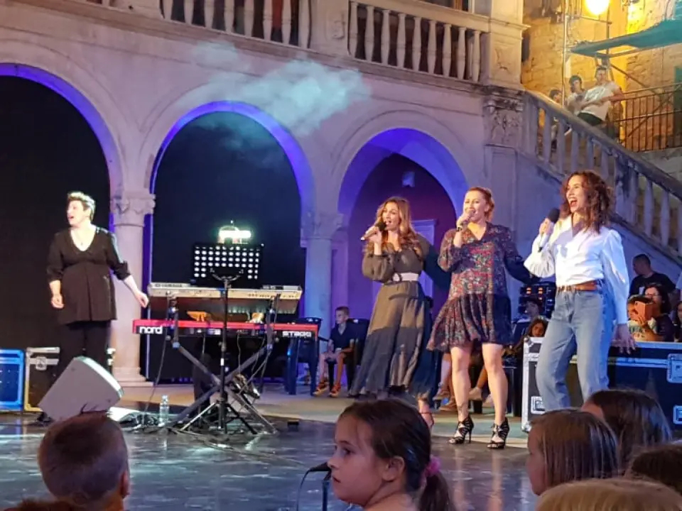 Ekipa iz A strane oduševila i djecu i roditelje: 'Ovi ljudi su vrhunski glazbenici, uživam ih slušati' 