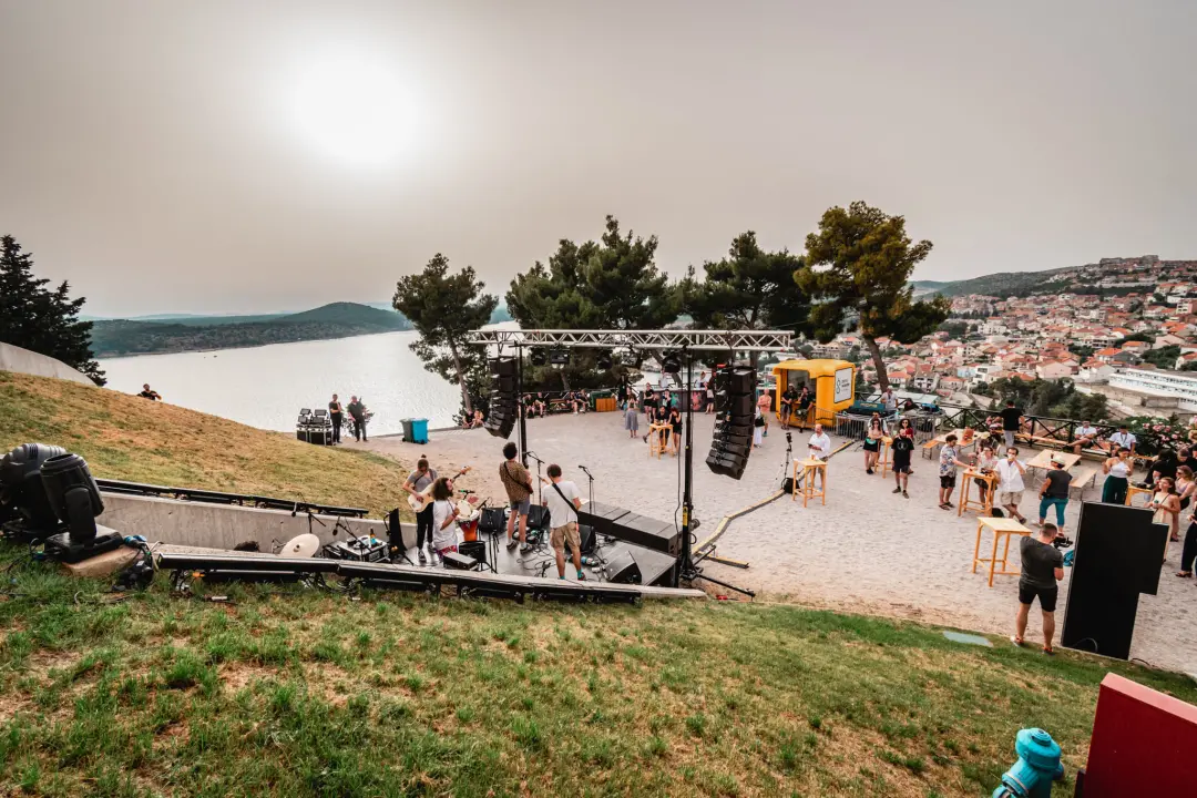 Rock 'n' Roll fešta na tvrđavi sv. Mihovila: Hrpa bendova, odlična glazba i raspoložena publika