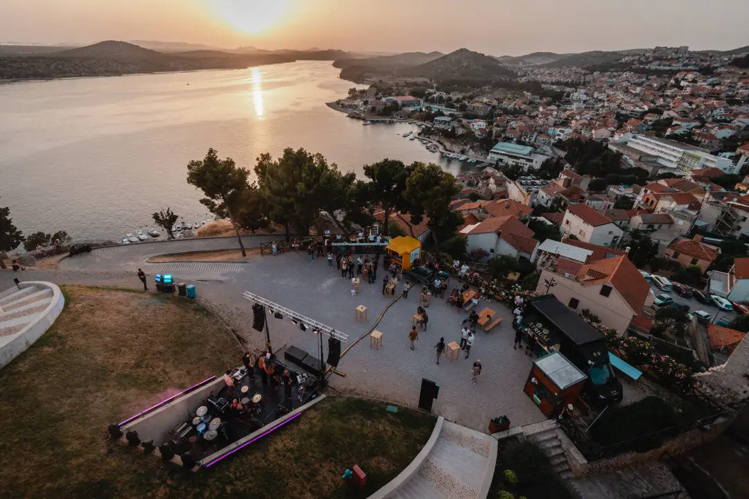 Šibenski bendovi Magul i The Fogsellers rasplesali publiku na drugom danu Let’s Rock festivala na sv. Mihovilu