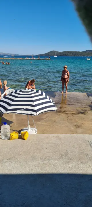 Vikendaši i kabinaši uzeli stvar u svoje ruke: Pokušali odstraniti opasan klizavi sloj s rive ispred kabina