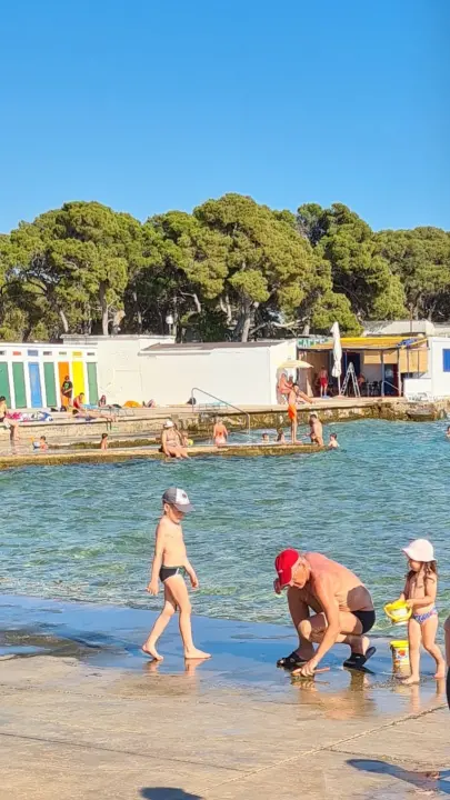 Vikendaši i kabinaši uzeli stvar u svoje ruke: Pokušali odstraniti opasan klizavi sloj s rive ispred kabina
