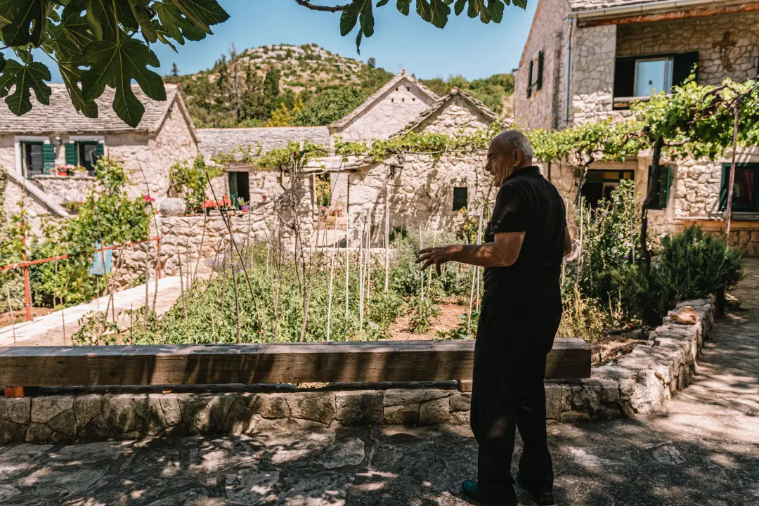 Don Stipe Perkov objavio ‘Razgovore (ne)ugodne puka primoštenskoga’: Riječima su, kao s kamenom, gradili suhozid prošlosti!