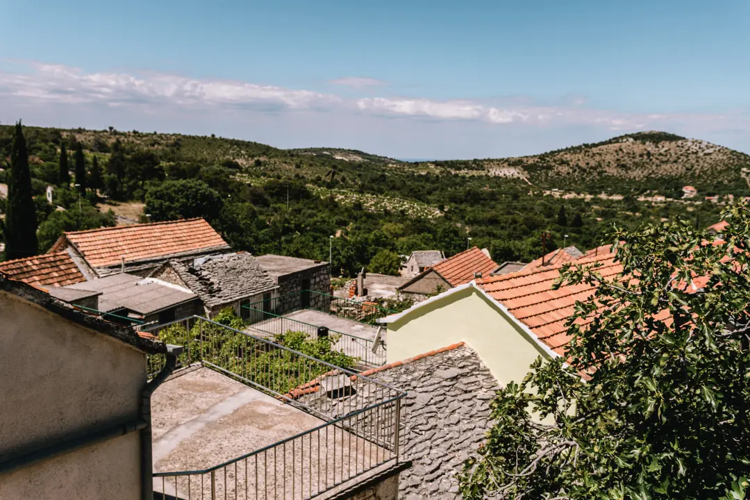 Don Stipe Perkov objavio ‘Razgovore (ne)ugodne puka primoštenskoga’: Riječima su, kao s kamenom, gradili suhozid prošlosti!
