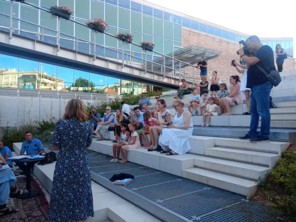 Bajke djeci večeras pred knjižnicom čitali policajci: Dobro se snašao i načelnik Ivica Kostanić 