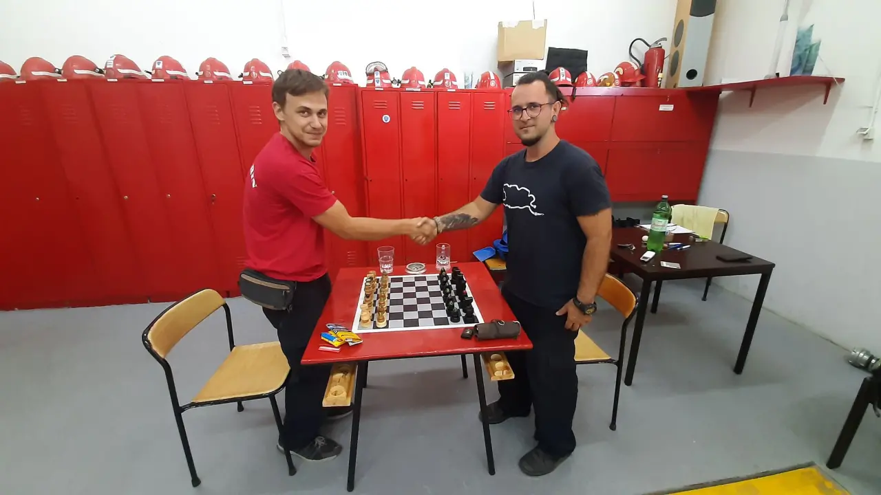 Nikola i Mario svojim rukama izradili figure i ploču pa s mještanima zaigrali uz more
