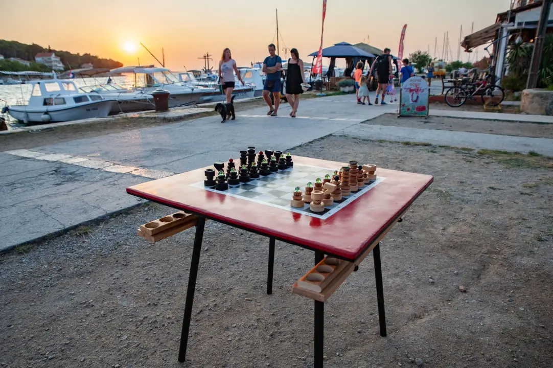Nikola i Mario svojim rukama izradili figure i ploču pa s mještanima zaigrali uz more