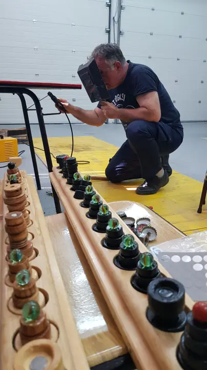 Nikola i Mario svojim rukama izradili figure i ploču pa s mještanima zaigrali uz more