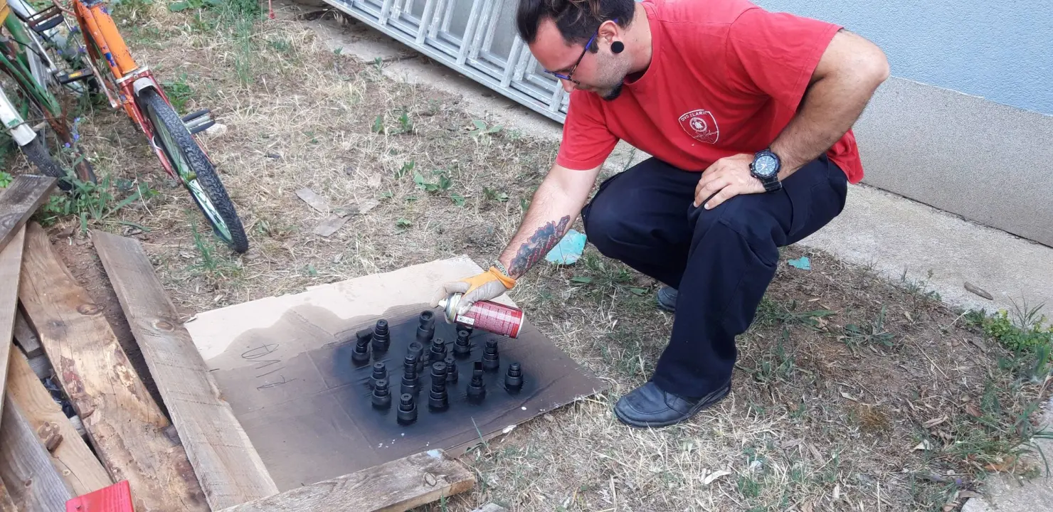 Nikola i Mario svojim rukama izradili figure i ploču pa s mještanima zaigrali uz more
