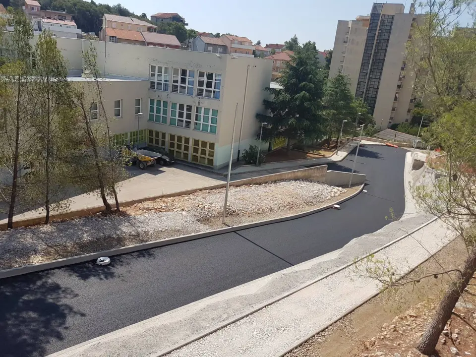 Do kraja kolovoza bivši Njegošev trg više neće biti slijepa ulica: Postavljen prvi sloj asfalta 