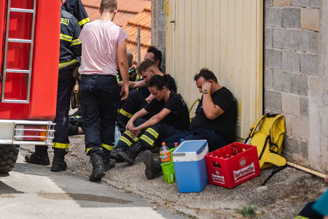 Nakon cijelog dana lokalizirani požari kod Perkovića: Gorjelo na 107 hektara terena
