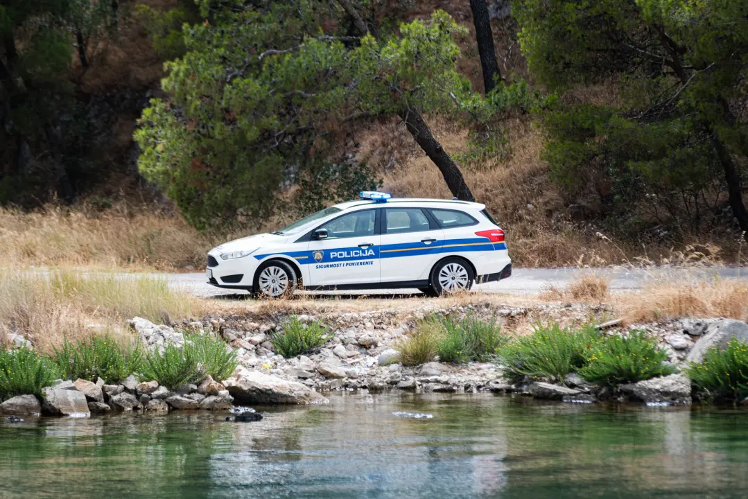 Ugašen požar u Dumbokoj: Kanader napustio požarište, izgorjela borova šuma