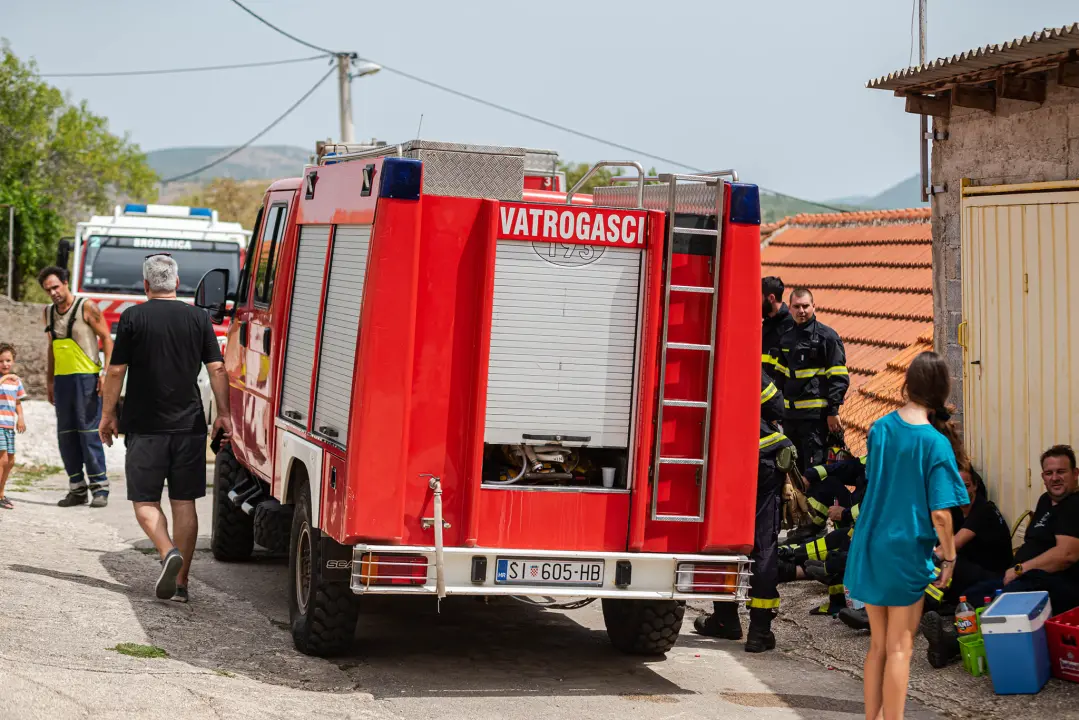 Nakon cijelog dana lokalizirani požari kod Perkovića: Gorjelo na 107 hektara terena