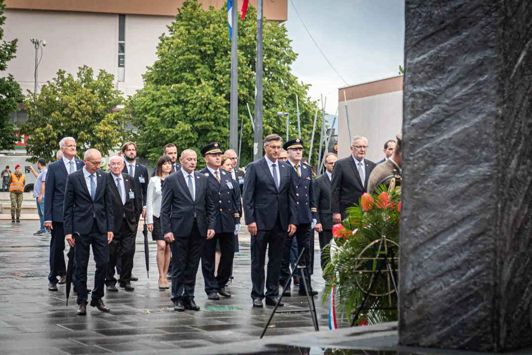 Obilježavanje 26. obljetnice VRO Oluja: Pogledajte kako je jutros bilo u Kninu 