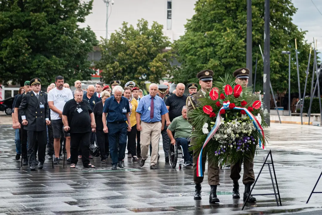 Obilježavanje 26. obljetnice VRO Oluja: Pogledajte kako je jutros bilo u Kninu 