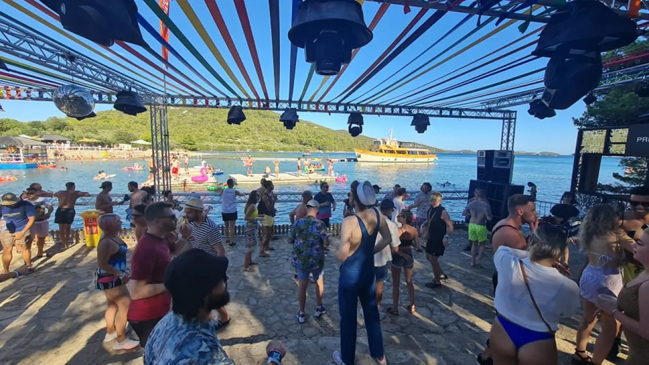 Englezi nahrupili na ples u Tisno: U Gardenu puno toga izgleda kao prava, normalna sezona