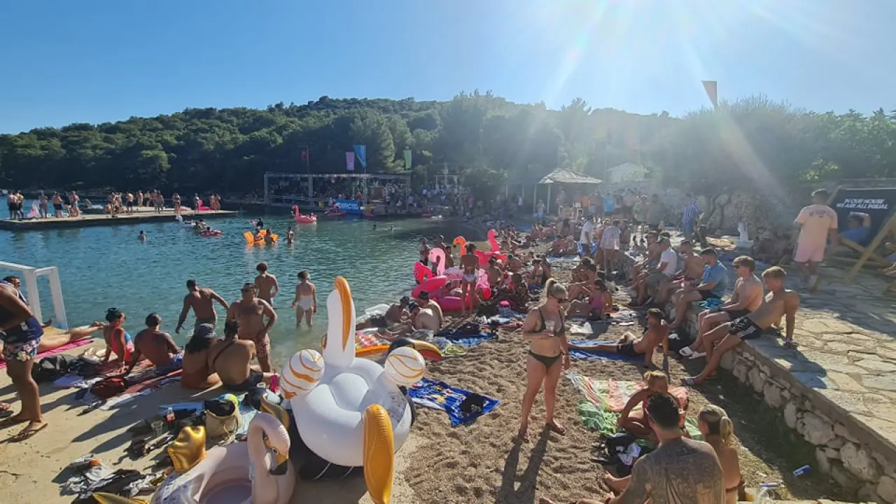 Englezi nahrupili na ples u Tisno: U Gardenu puno toga izgleda kao prava, normalna sezona