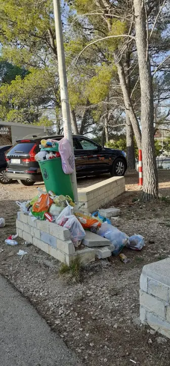 Foto razglednica 'omiljenog' šibenskog kupališta: Smeća je posvuda, a jugo raznosi smrad