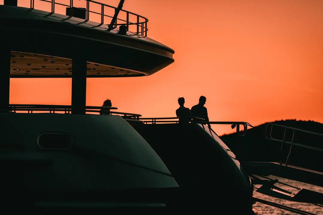 Grad je pun ljudi: Uz buru lakše se diše pa turisti, osim u čarobnom zalasku, uživaju u prešetavanju rivom!