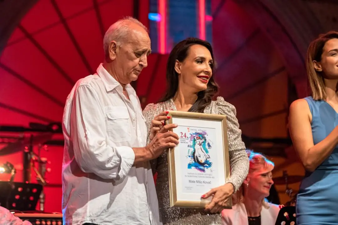 Odijela, ležerne košulje, otkačene kombinacije, svečane haljine: Pogledajte što se nosilo na pozornici 24. Šansone