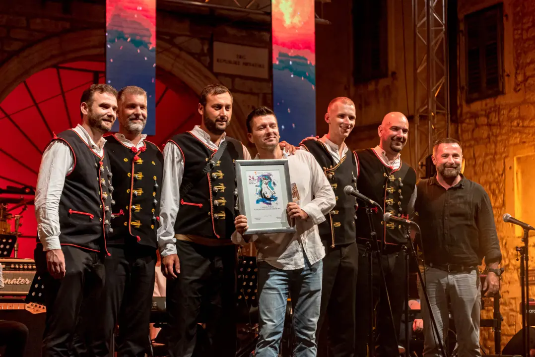 Odijela, ležerne košulje, otkačene kombinacije, svečane haljine: Pogledajte što se nosilo na pozornici 24. Šansone