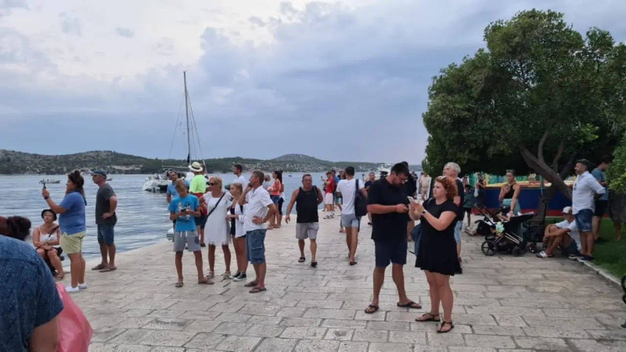 Michael Jordan na luksuznoj jahti pristao za šibensku rivu, more ljudi došlo gledati privezivanje