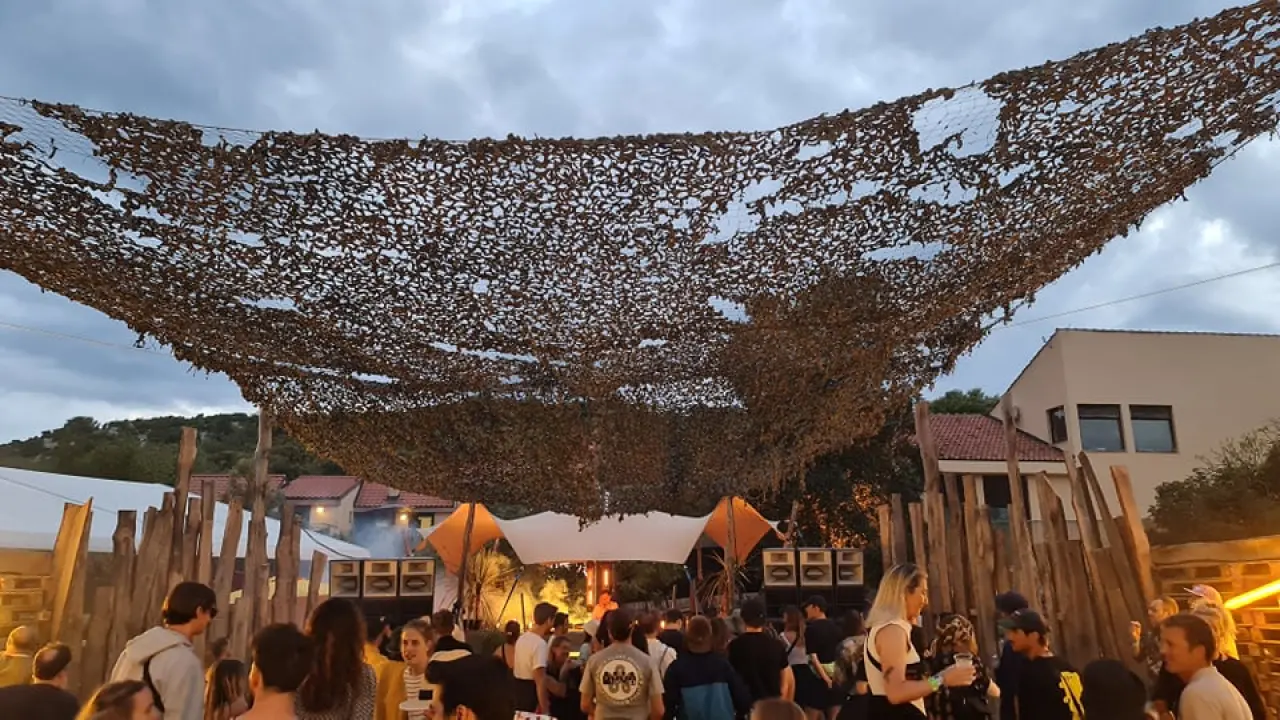 Ljeto je malo popustilo, ali u Tisnom se i dalje pleše: 'Engleza na Gardenu ima ko Rusa'
