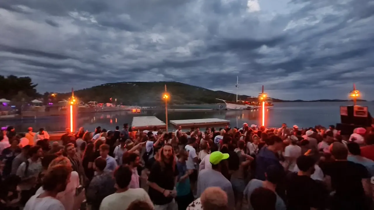 Ljeto je malo popustilo, ali u Tisnom se i dalje pleše: 'Engleza na Gardenu ima ko Rusa'