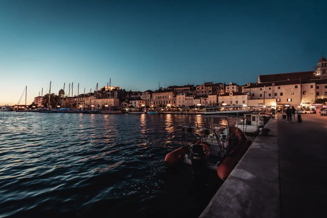 Šibenik zasjao svjetlosnim instalacijama i vatrometom: Na rivi prikazani i filmski kadrovi grada iz 1904. godine