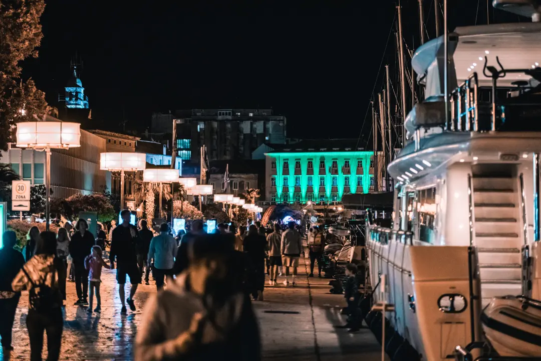 Šibenik zasjao svjetlosnim instalacijama i vatrometom: Na rivi prikazani i filmski kadrovi grada iz 1904. godine